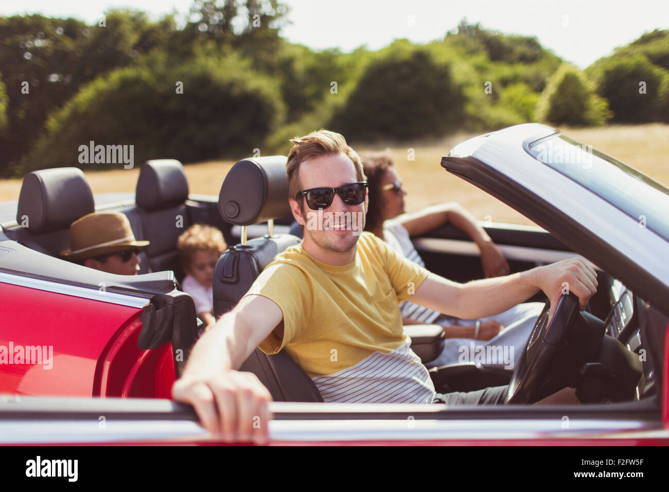 Porträt, Lächeln Mann im Cabrio mit Familie Stockfoto