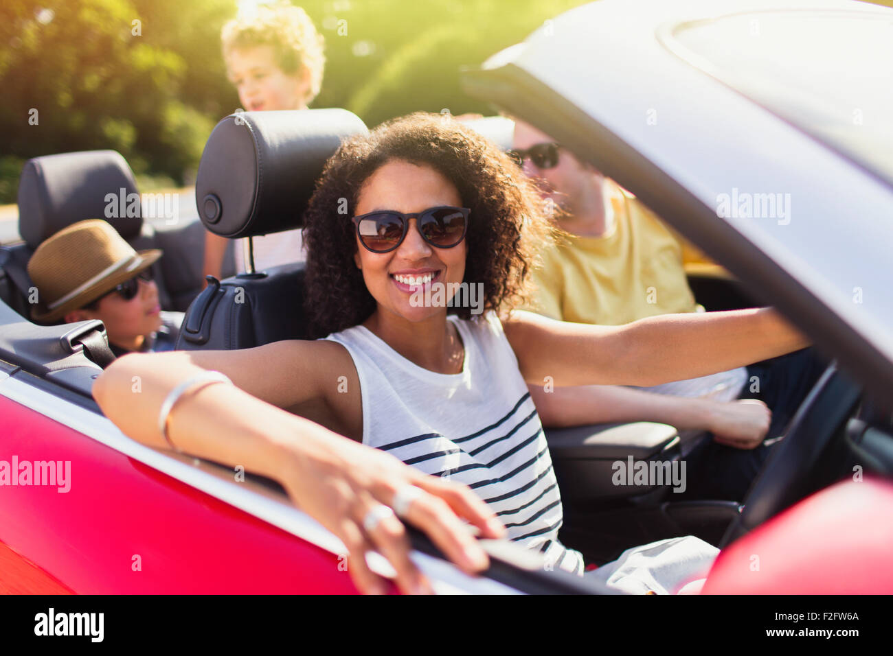 Porträt begeisterte Autofahrerin Cabrio mit Familie Stockfoto