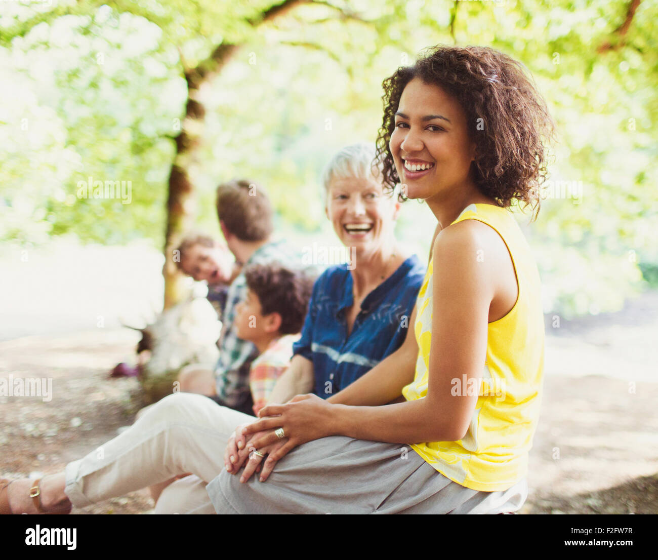 Porträt, lachen mehr-Generationen-Familie im Wald Stockfoto