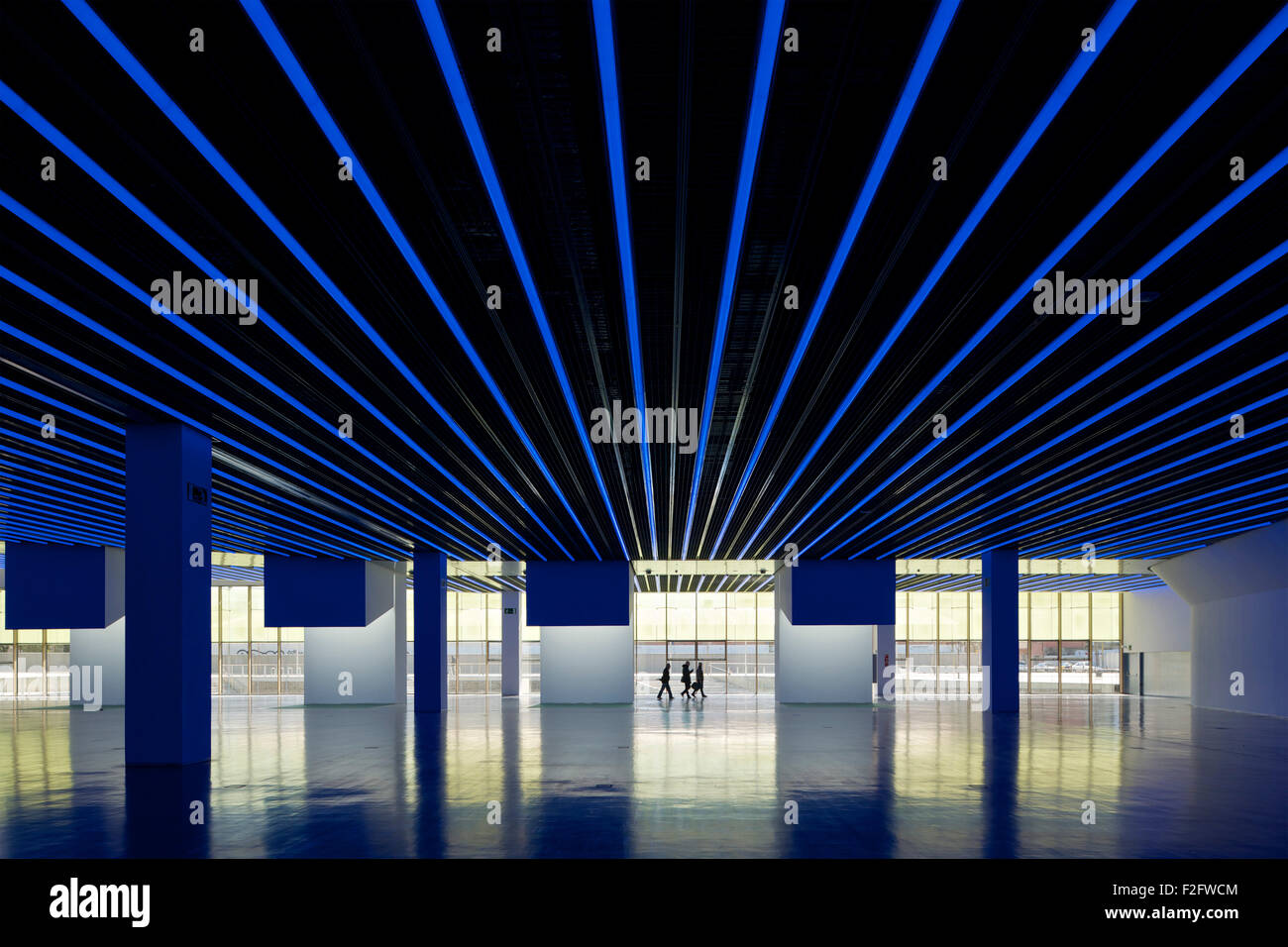 Innenansicht der Ausstellungsraum im Erdgeschoss. Museu del Disseny de Barcelona, Barcelona, Spanien. Architekt: MBM Arquitectes, Stockfoto