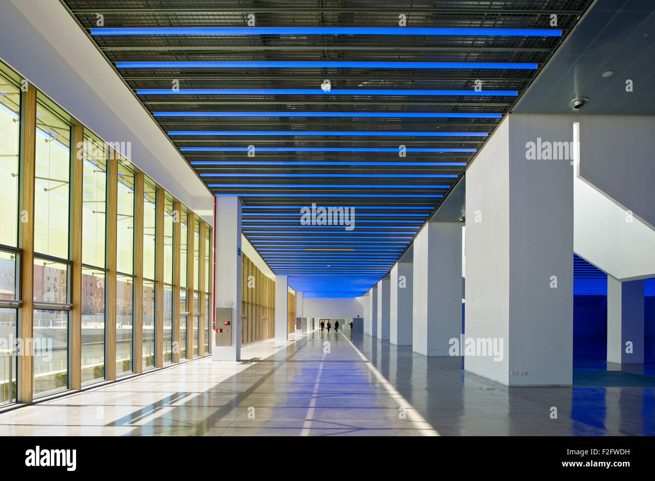 Ausstellung Halle Korridor mit Fensterwand. Museu del Disseny de Barcelona, Barcelona, Spanien. Architekt: MBM Arquitectes, 2013. Stockfoto