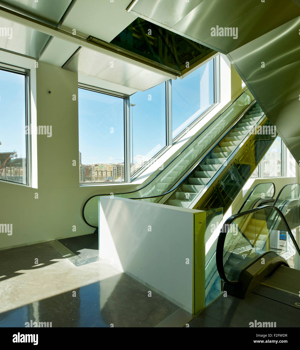 Detail der Rolltreppe und Fenestration. Museu del Disseny de Barcelona, Barcelona, Spanien. Architekt: MBM Arquitectes, 2013. Stockfoto