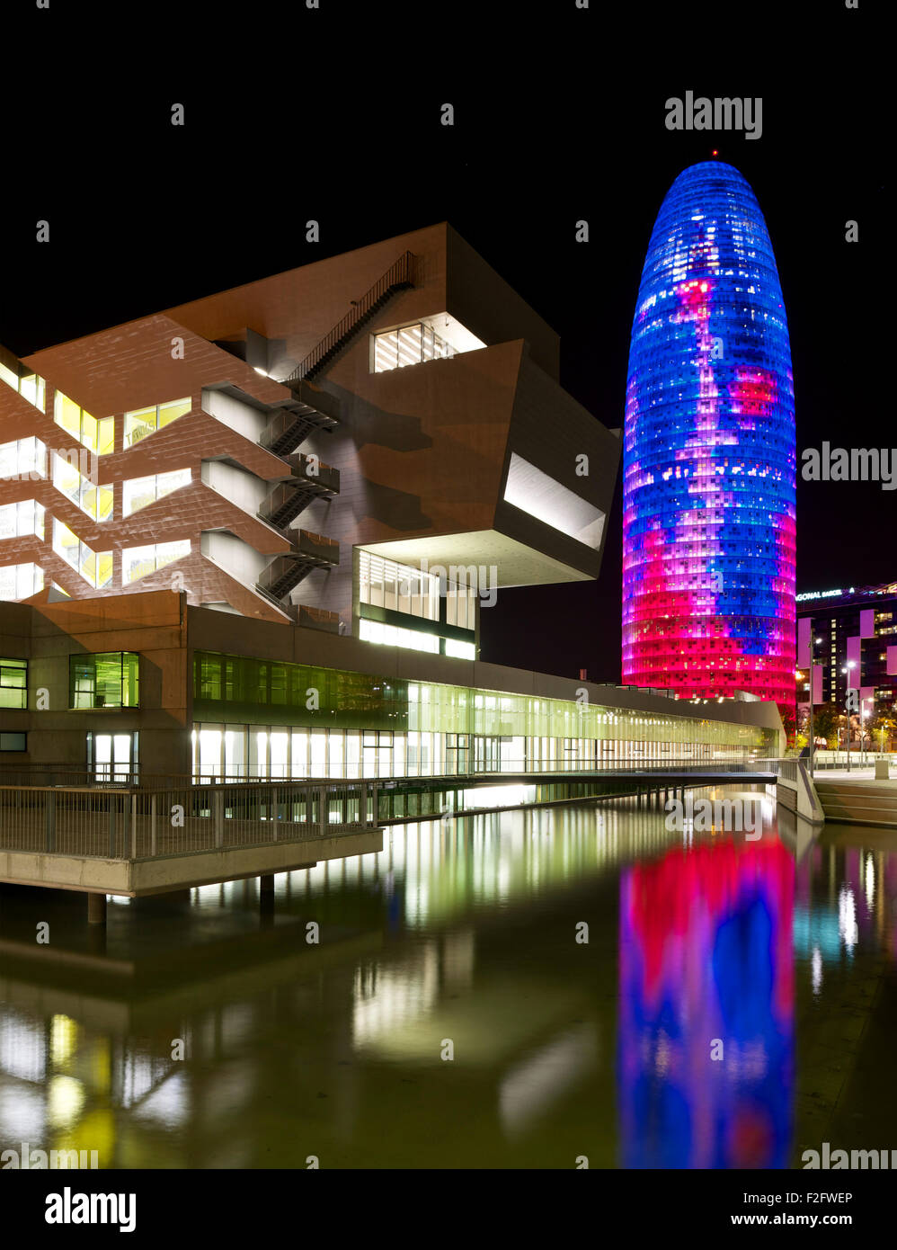 Nacht-Erhebung mit Torre Agbar. Museu del Disseny de Barcelona, Barcelona, Spanien. Architekt: MBM Arquitectes, 2013. Stockfoto