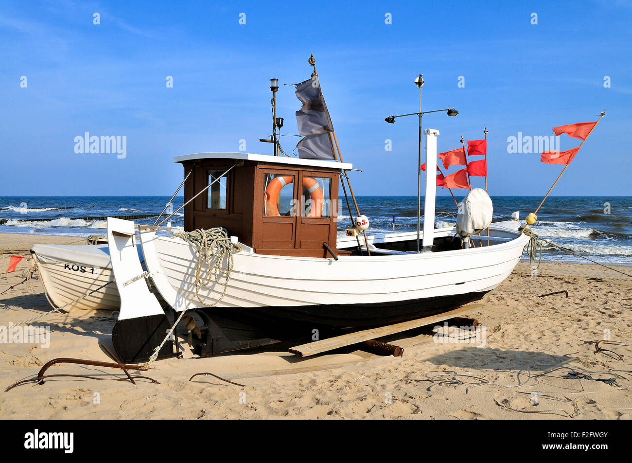 Angelboot/Fischerboot mit roten Markierungsfahnen, am Strand, Insel Usedom, Mecklenburg-Western Pomerania, Deutschland Stockfoto