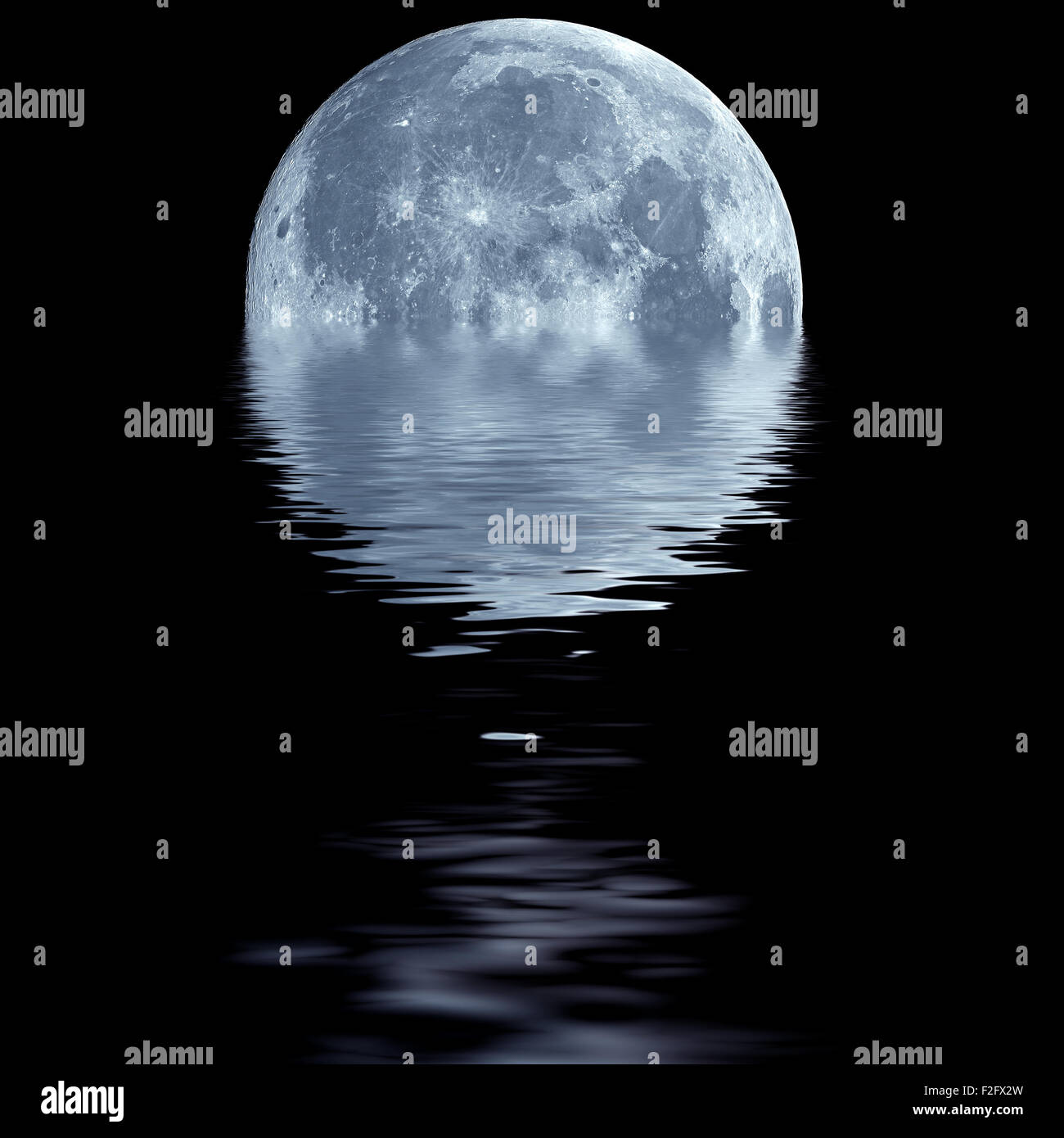 Fantasy Wallpaper von Blue Moon über Wasser Stockfoto
