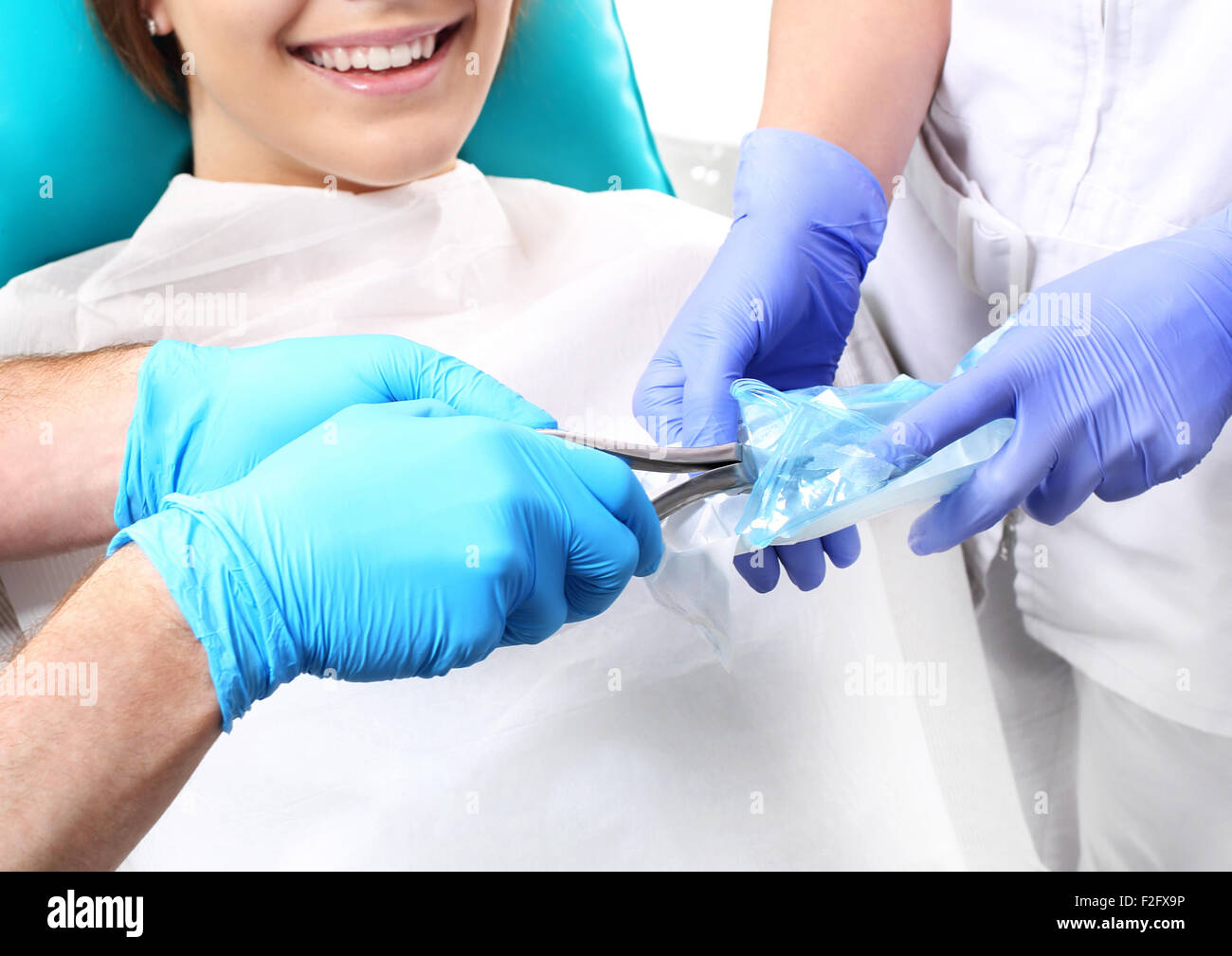 Frau in der zahnärztlichen Chirurgie, Hände Arzt mit Dentalwerkzeuge Stockfoto