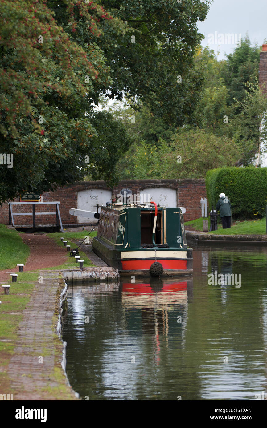 Schmale Boot warten auf Schloss in Penkridge zu benutzen. Staffordshire und Worcestershire Kanal... UK Stockfoto