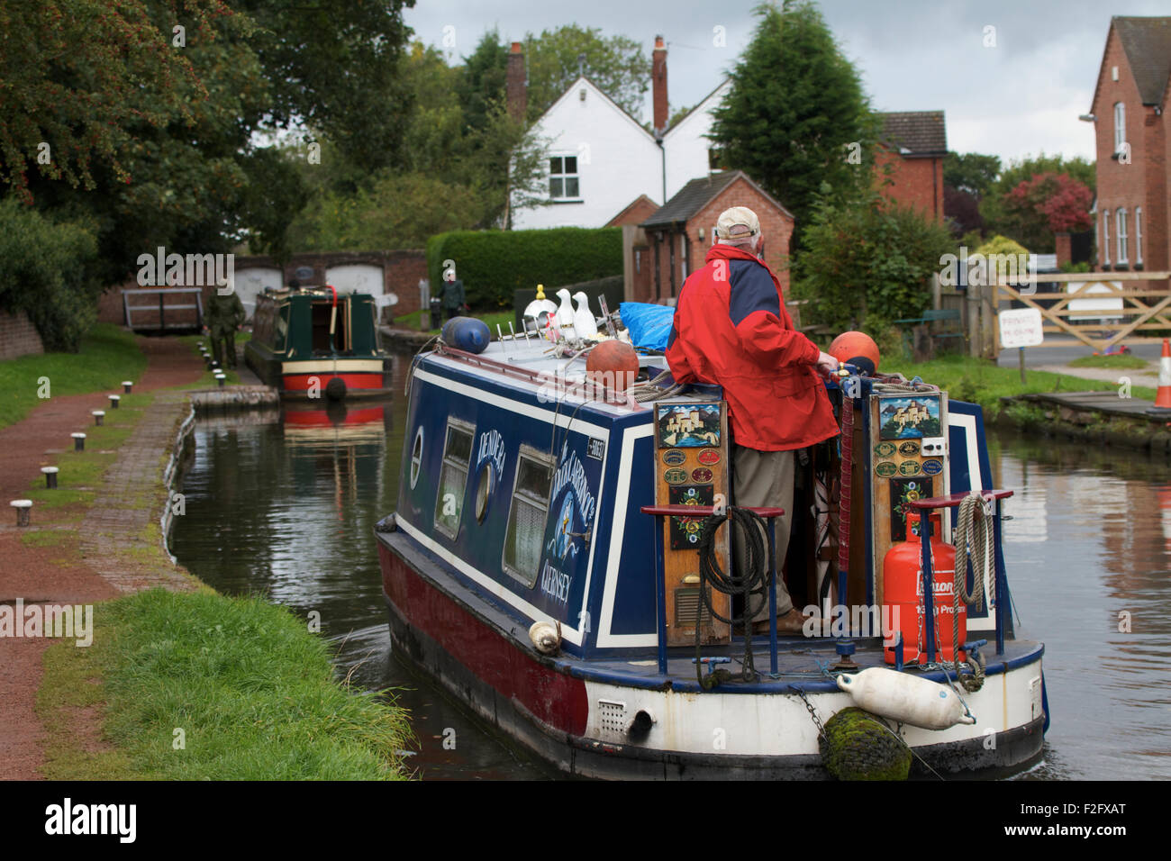 Kahn nähert sich die Schleuse in Penkridge. Staffordshire und Worcestershire Kanal. UK Stockfoto