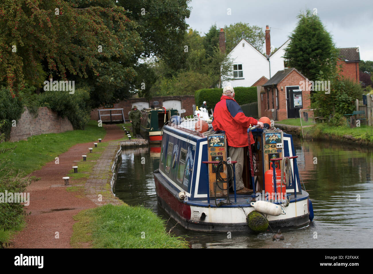 Kahn nähert sich die Schleuse in Penkridge. Staffordshire und Worcestershire Kanal. UK Stockfoto