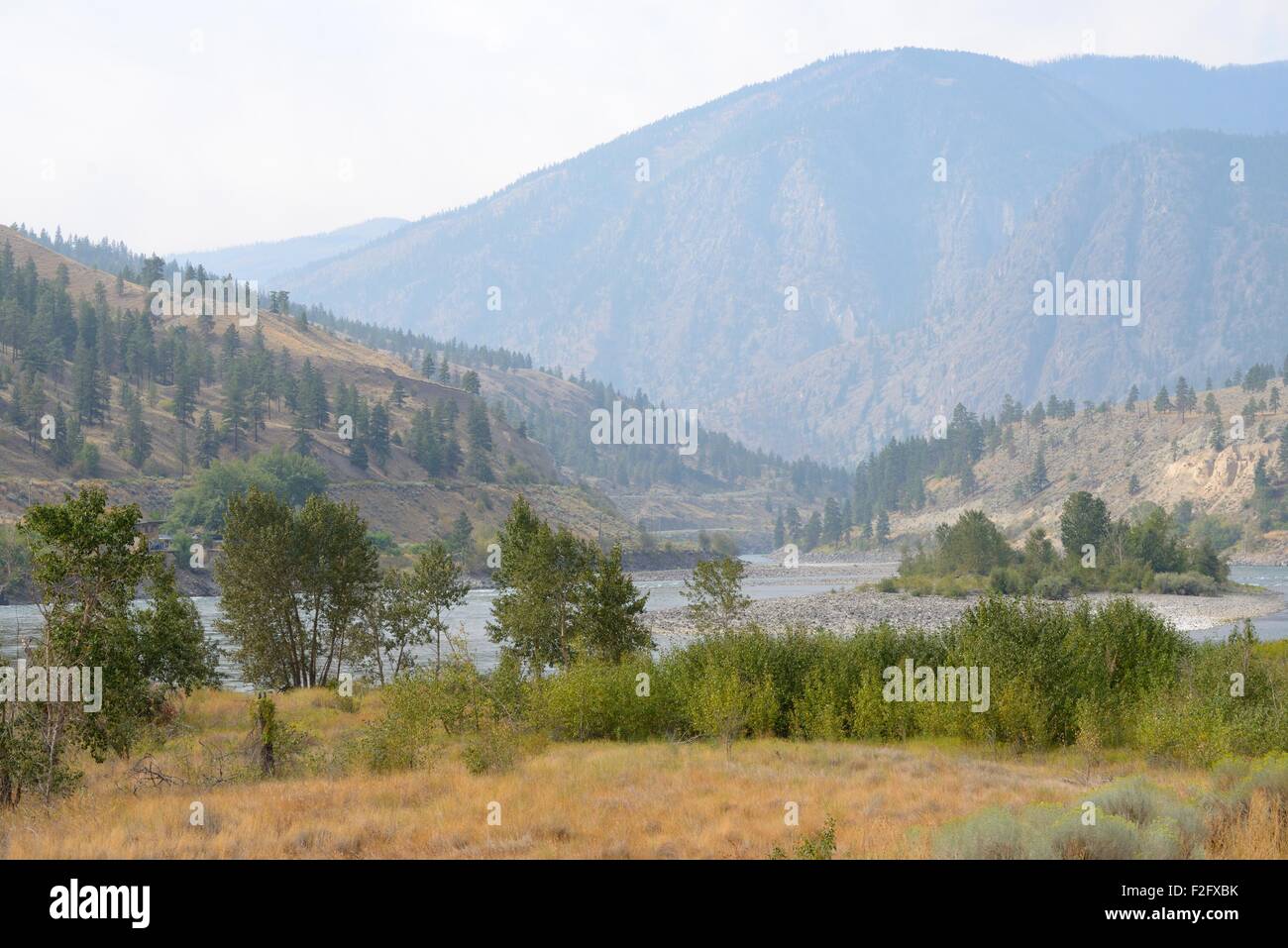 Rauchen Sie, Luftverschmutzung treiben, von einem US-Bundesstaat Washington Waldbrand in der Thompson River Valley und Rocky Mountains, Kanada. Stockfoto