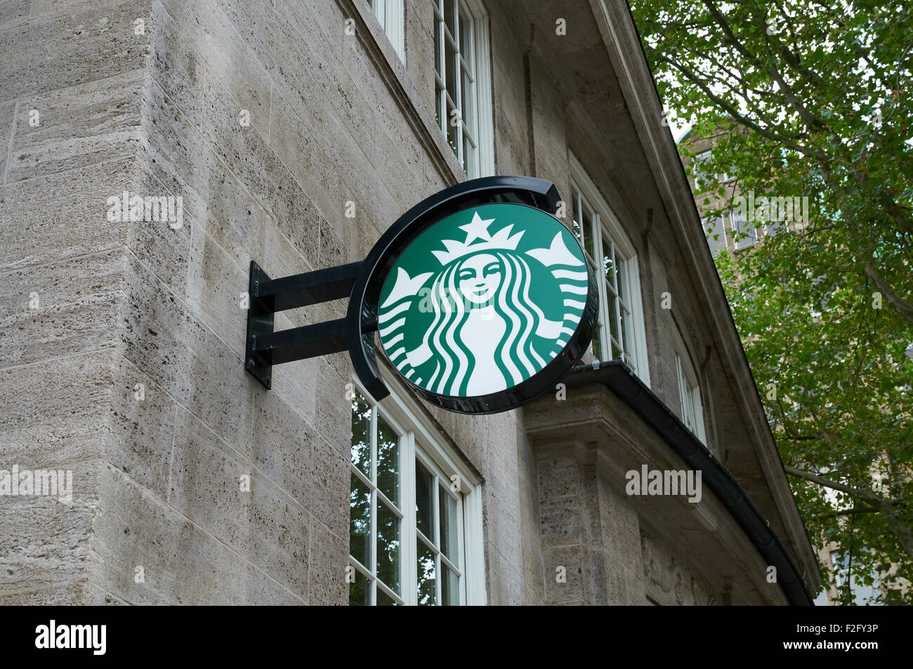 HAMBURG, Deutschland - 14. August 2015: Starbucks Coffee Logo Lichtkasten, Starbucks ist das größte Kaffeehaus-Unternehmen der Welt Stockfoto