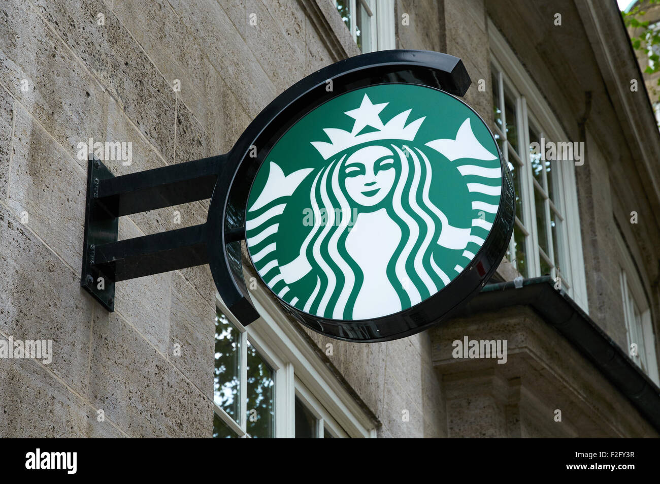 HAMBURG, Deutschland - 14. August 2015: Starbucks Coffee Logo Lichtkasten, Starbucks ist das größte Kaffeehaus-Unternehmen der Welt Stockfoto