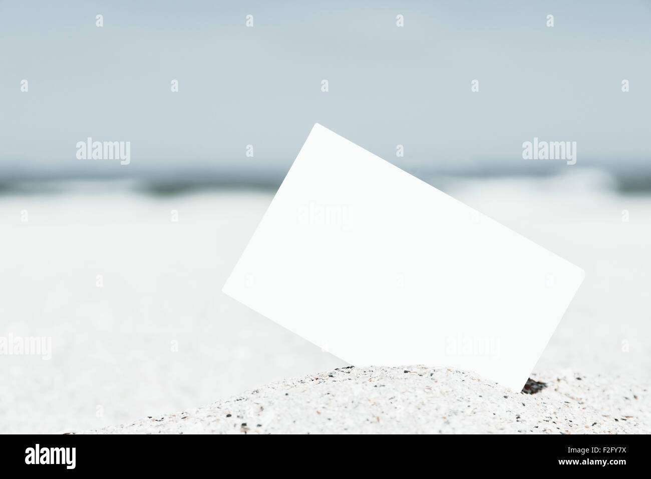 Retro-Foto von leeren Sofortbild-Karte am Strandsand im Sommer Stockfoto