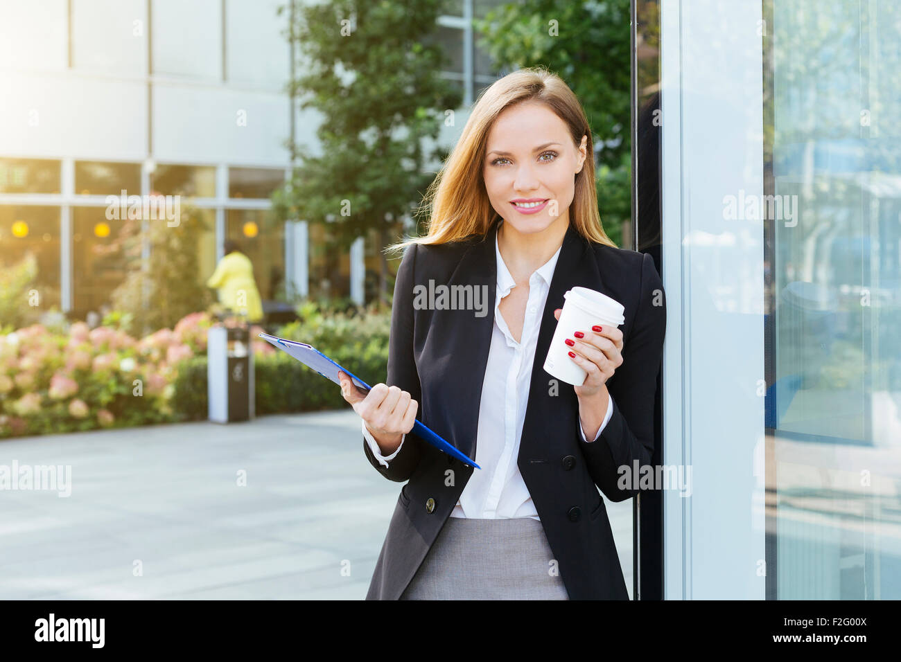Geschäftsfrau mit einer Kaffeepause Stockfoto