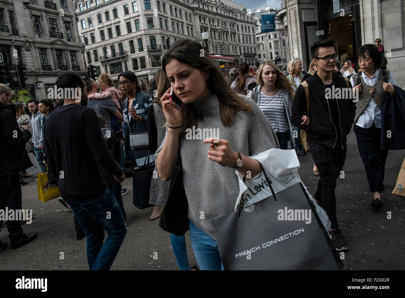 Shopper in der Regent Street, einer der Haupteinkaufsstraßen im Londoner West End. UK Stockfoto