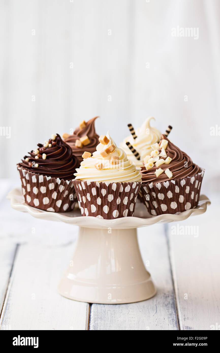 Schokoladentörtchen auf eine cakestand Stockfoto