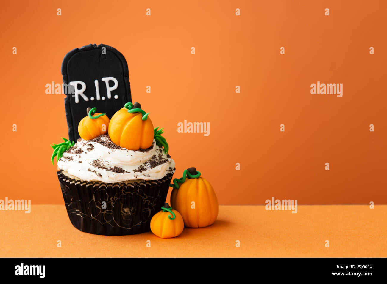 Halloween Cupcake mit textfreiraum zur Seite Stockfoto