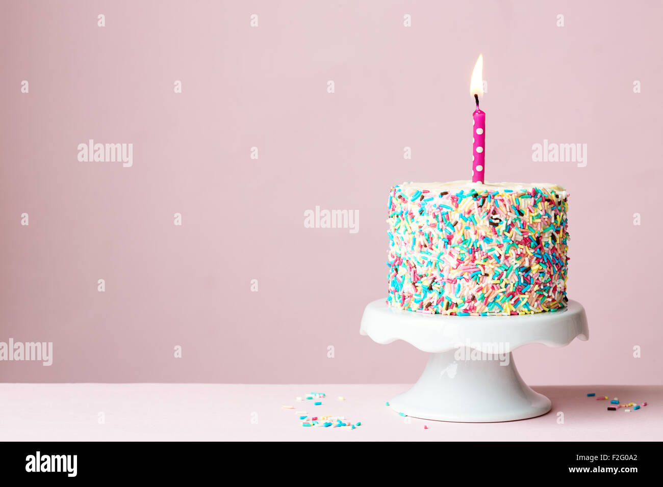 Geburtstagskuchen mit einer Kerze Stockfoto