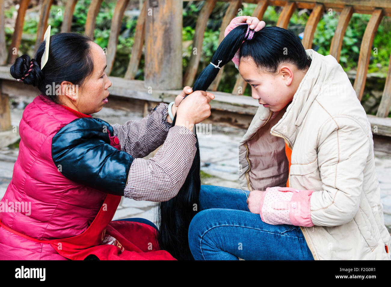 Mutter und Tochter von langer Rock Miao-Minderheit, die Vorbereitungen für das Festival, Jidao Dorf, Guizhou, China Stockfoto