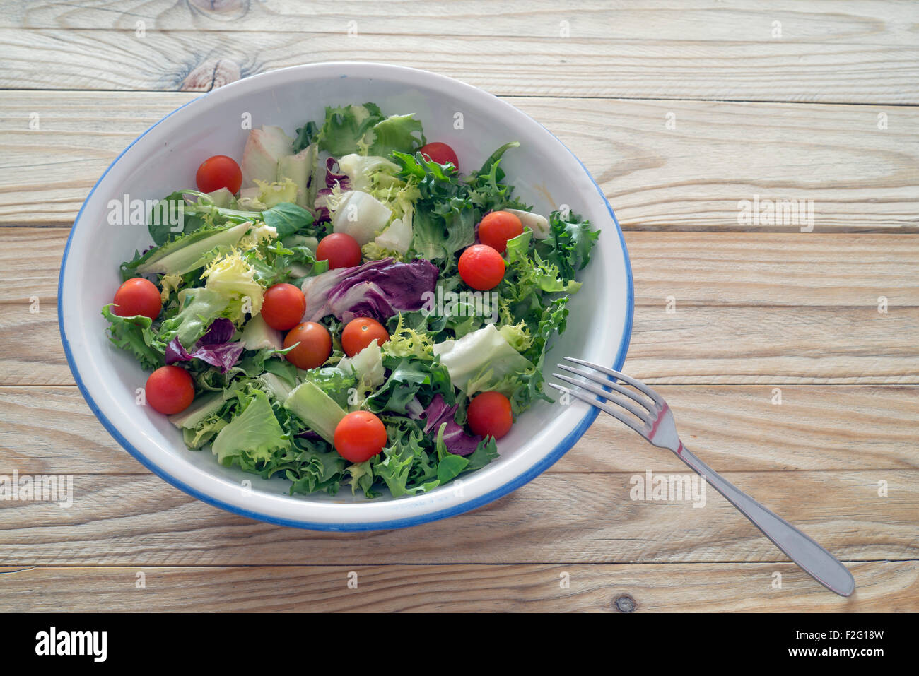Gemischter Salat mit Cherry-Tomaten, Kopfsalat, Endivien, Kresse ...