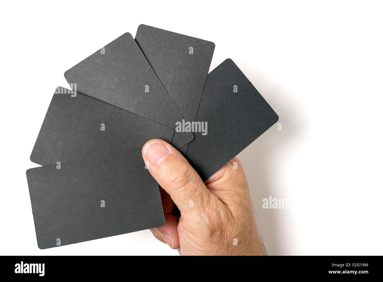 Nahaufnahme des Mannes Hand mit fünf leere schwarze Karte. Studio gedreht isoliert auf weiss. Stockfoto