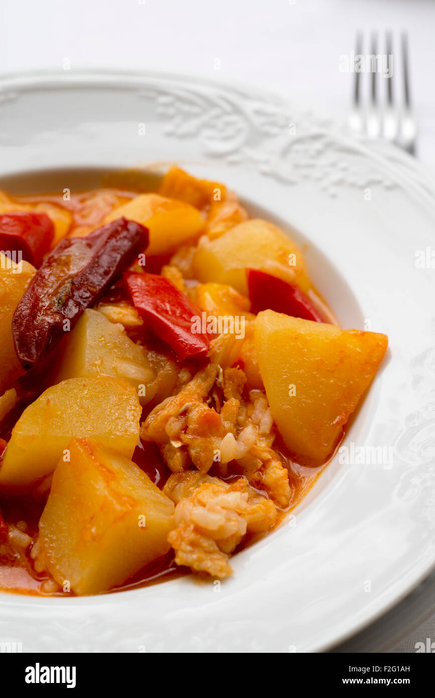 Kabeljau mit Kartoffeln und Reis gekocht Stockfoto