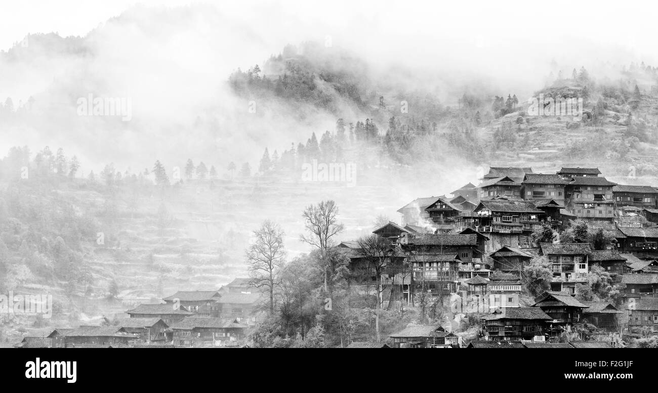 Xijiang Miao Dorf in den Morgen Nebel, Guizhou, China Stockfoto