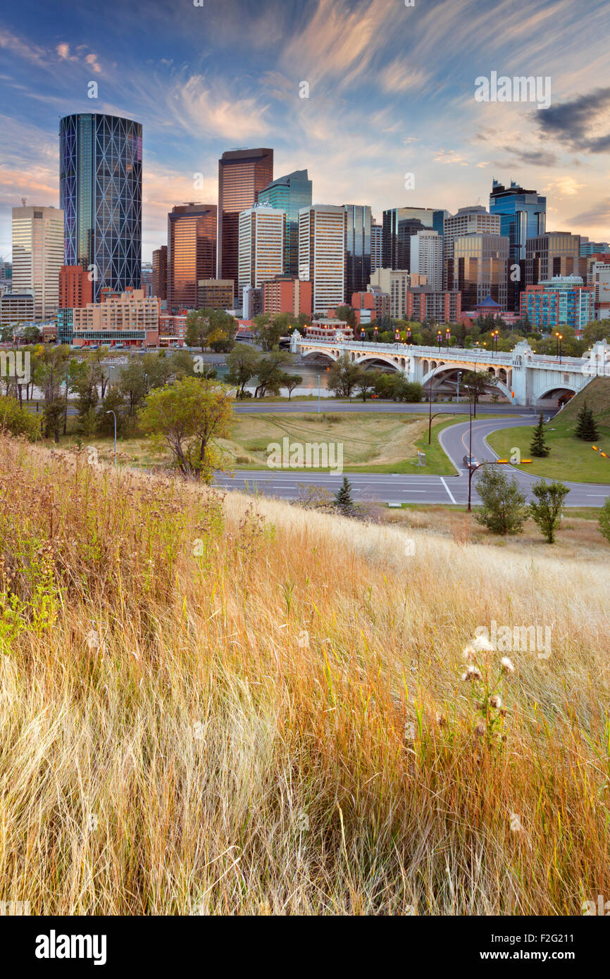 Die Skyline der Innenstadt von Calgary, Alberta, Kanada, fotografiert bei Sonnenuntergang. Stockfoto