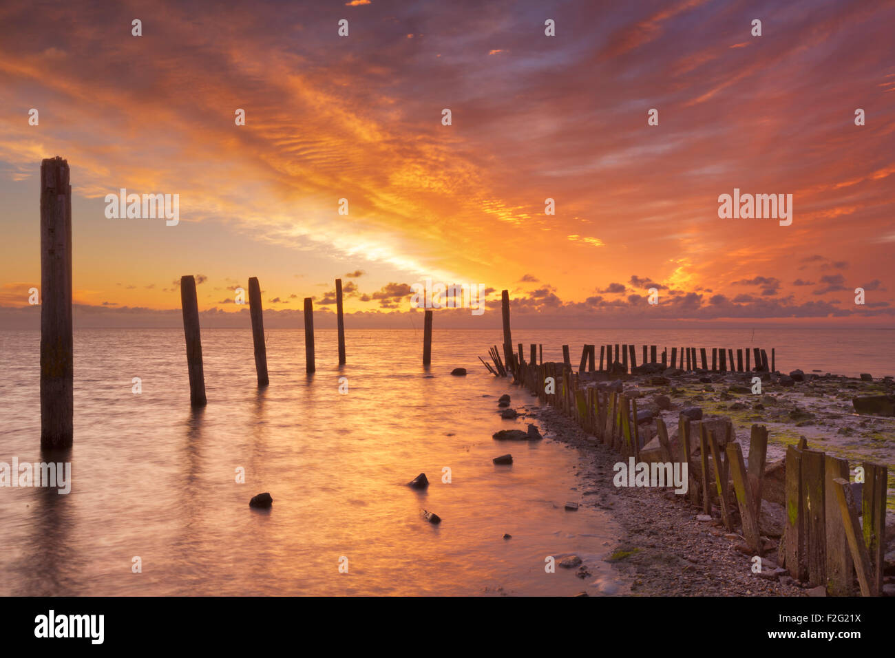 Farben der spektakulären Sonnenaufgang über dem Meer auf der Insel Texel in den Niederlanden. Stockfoto