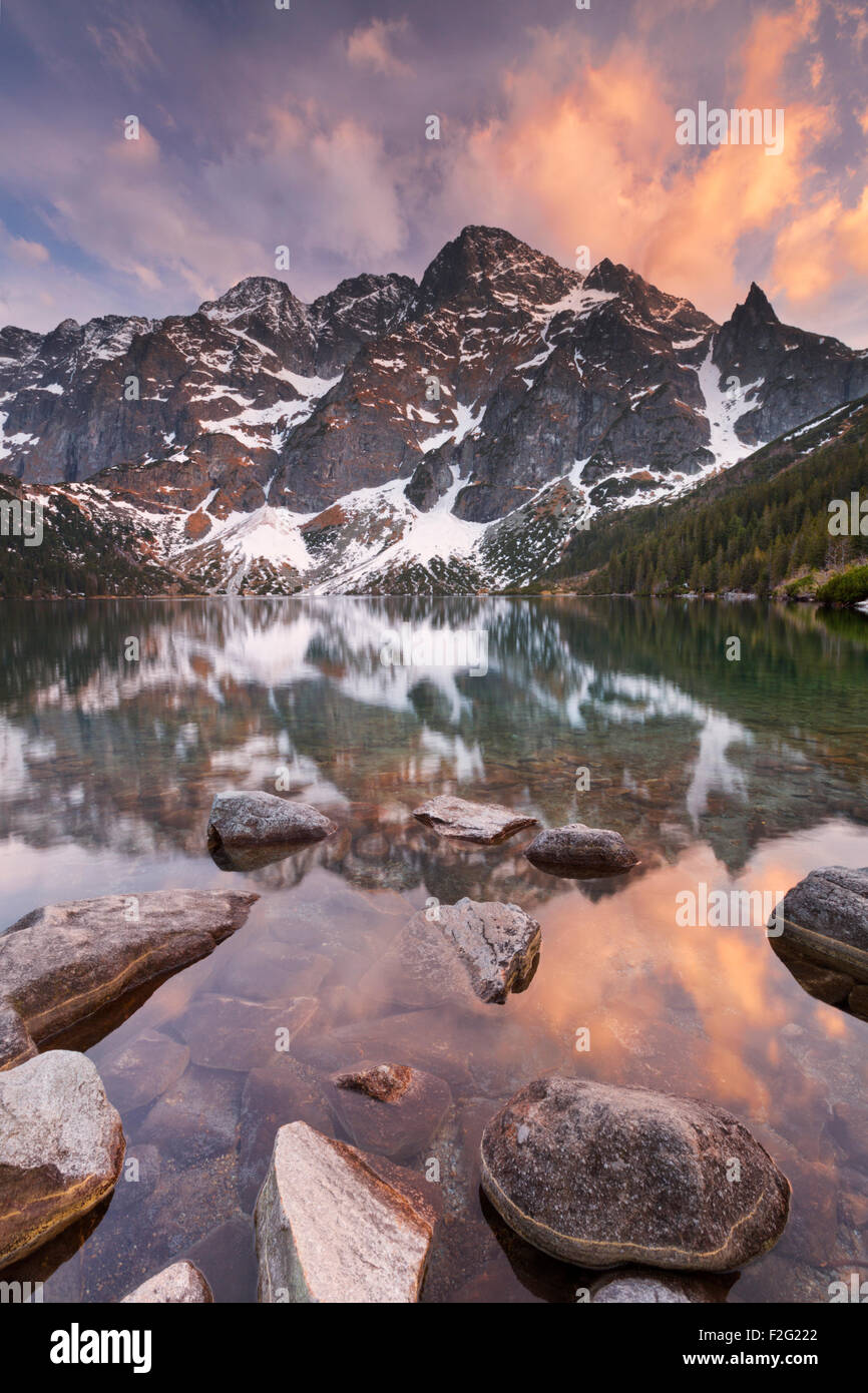 Der Bergsee Morskie Oko in der hohen Tatra in Polen, bei Sonnenuntergang fotografiert. Stockfoto