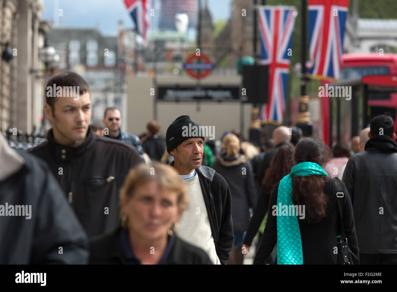 04.06.2012, London, größere London, United Kingdom - Passanten auf der Whitehall, der Hauptstraße des Landkreises Stockfoto