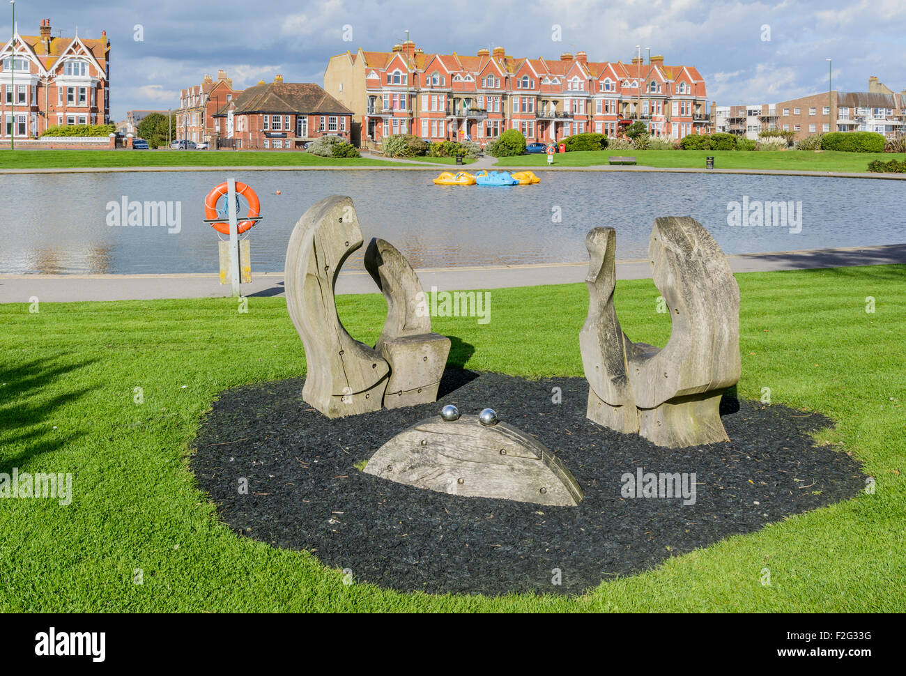 Oyster Pond mit hölzernen Skulpturen in Littlehampton, West Sussex, England, UK. Stockfoto