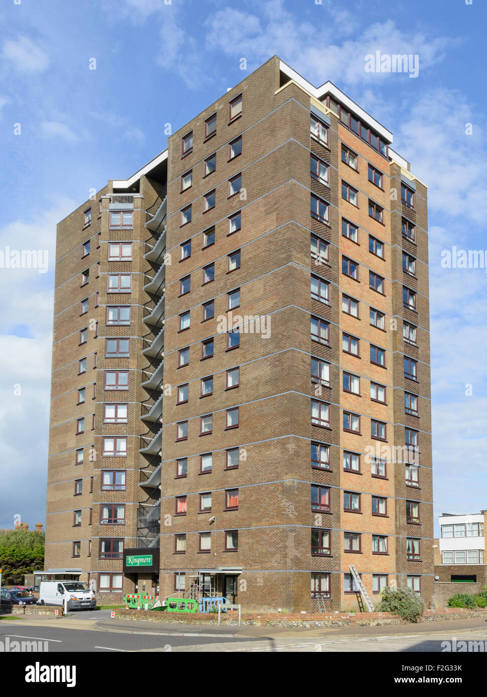 Kingmere Wohnungen - große Wohn Turm Wohnblock in Littlehampton, West Sussex, England, UK. Stockfoto