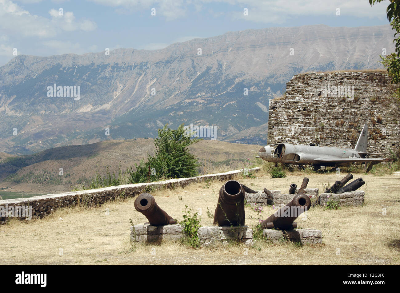 Kanonen und amerikanischen Luftwaffe Flugzeug landete in Albanien im Jahr 1957 während des Kalten Krieges. Gjirokaster Burg. Republik von Albanien. Stockfoto