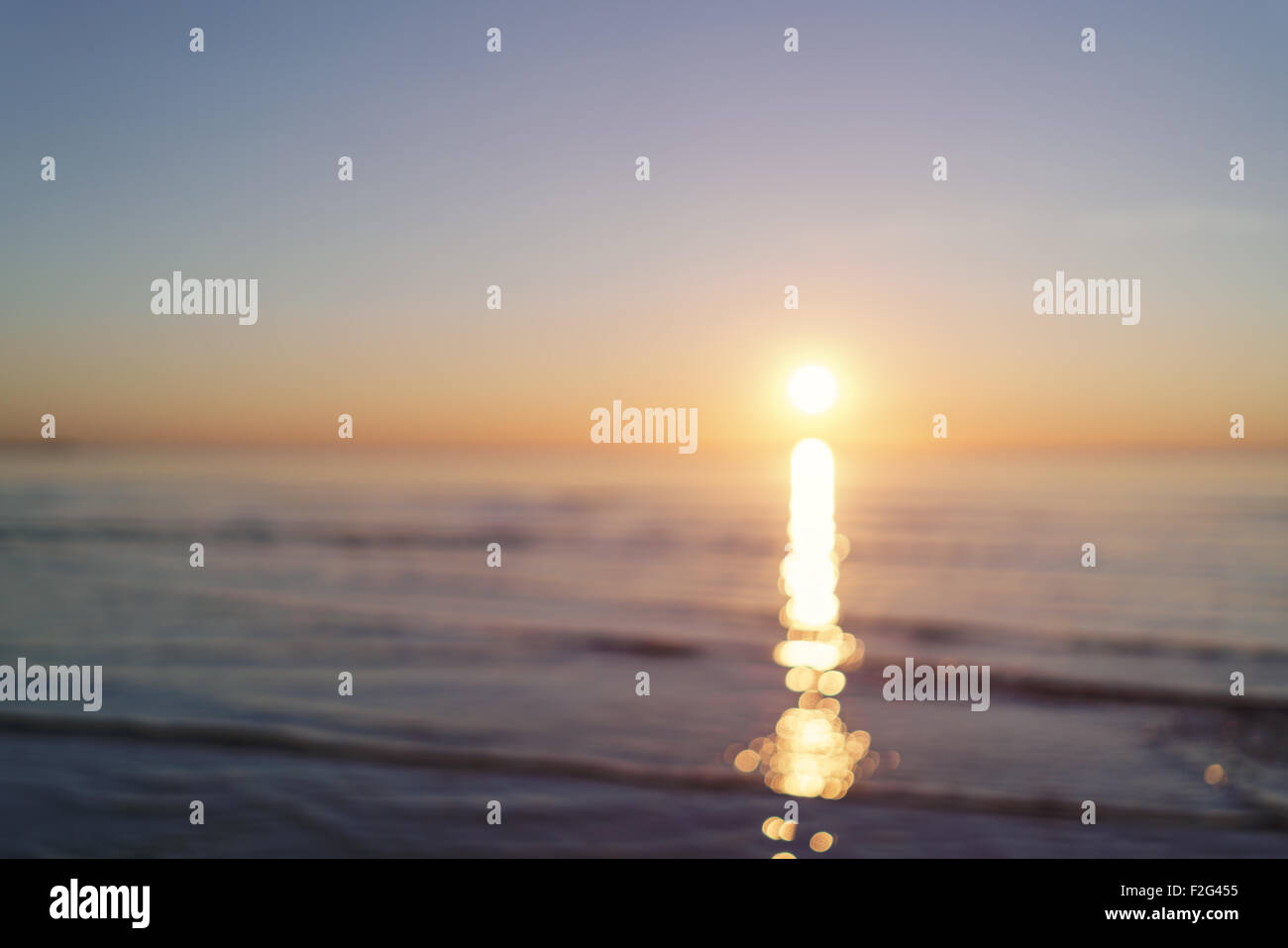 echte optische verschwommenes Foto des Sonnenuntergangs am Meeresstrand Stockfoto