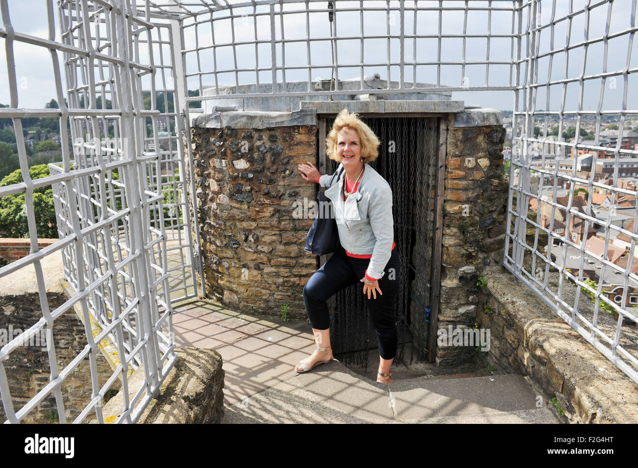 Guildford Surrey UK - Frau an der Spitze der Guildford Castle Stockfoto