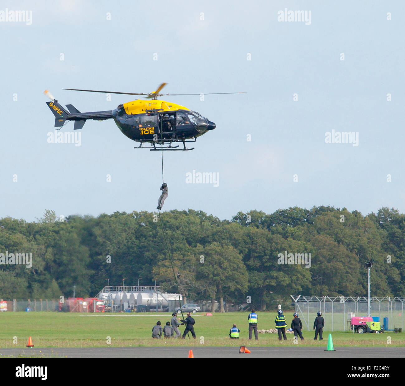 Dunsfold Aerodrome, Surrey, England, UK. 17. September 2015. Metropolitan Polizei-Hubschrauber, mit Personal Abstieg Ausbildung bekannt als schnell Abseilen üben. Bildnachweis: Tony Watson/Alamy Live-Nachrichten Stockfoto