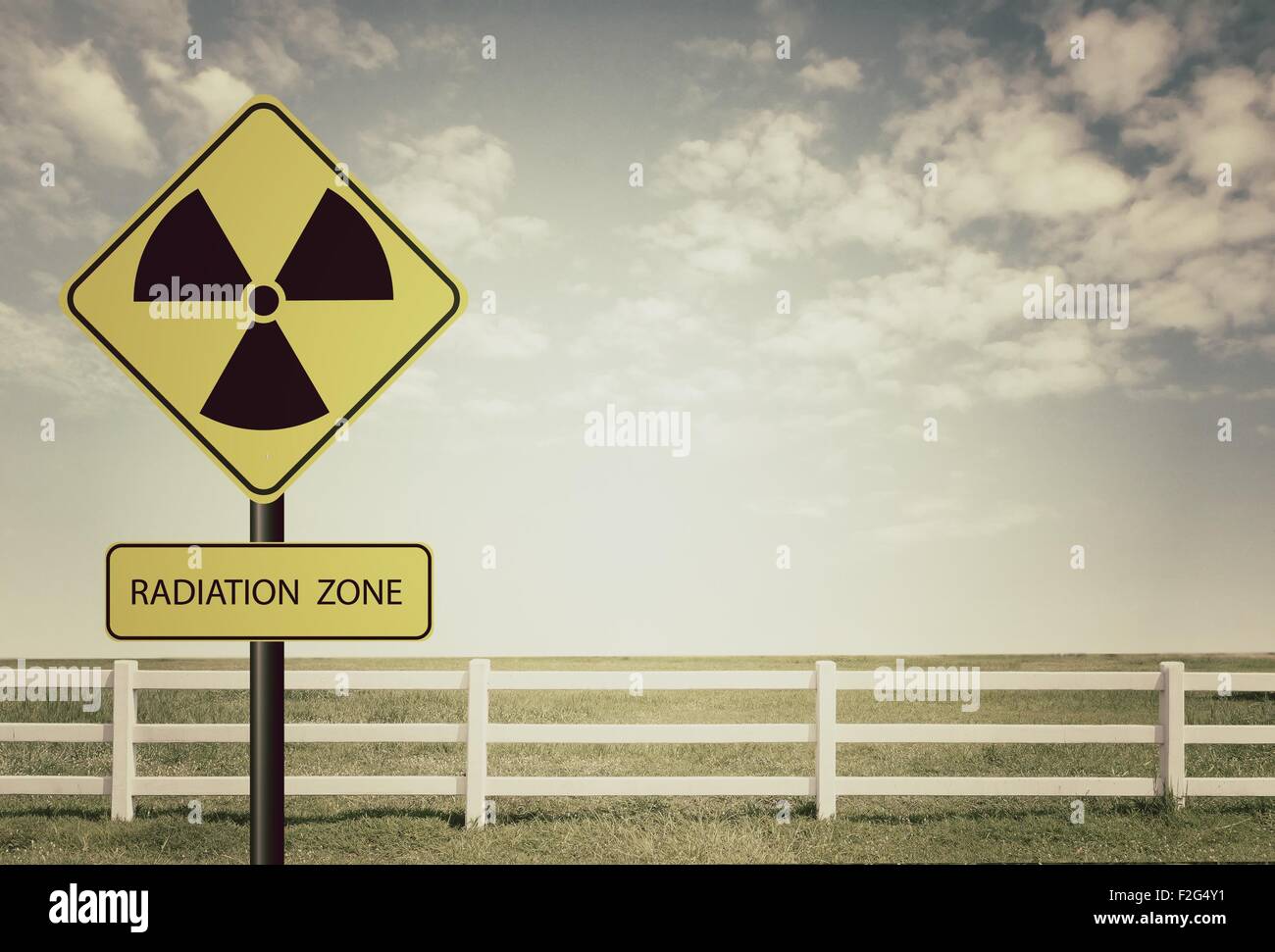 radioaktive Strahlung Warnsymbol mit blauem Himmel Stockfoto