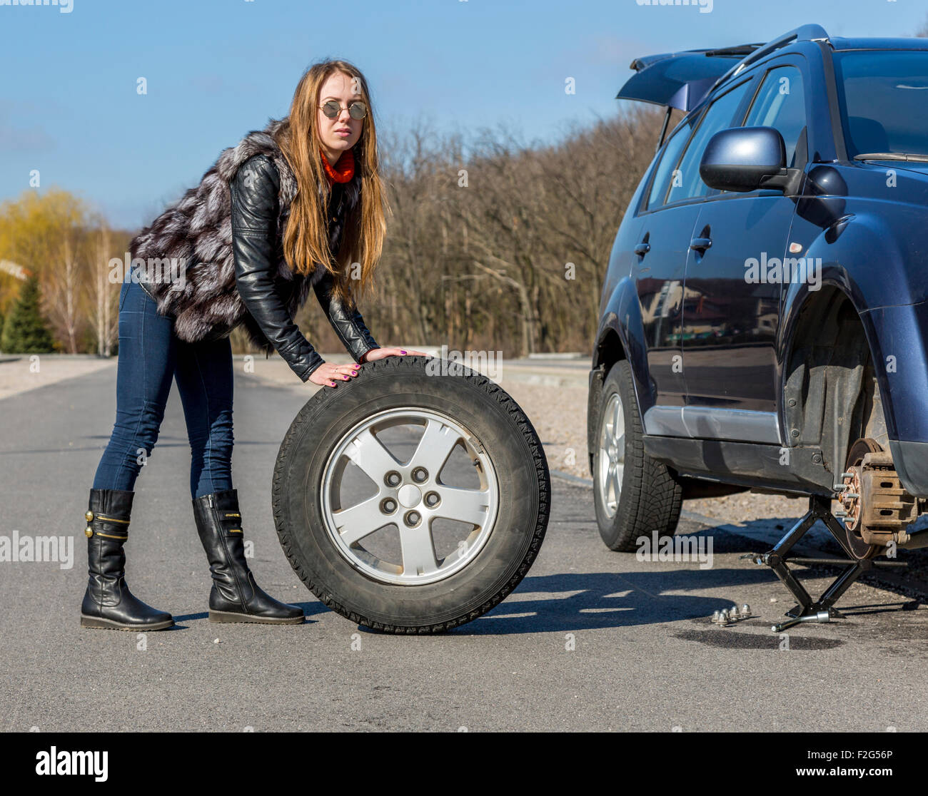 Weibliche Fahrer Reparaturen Auto Stockfoto