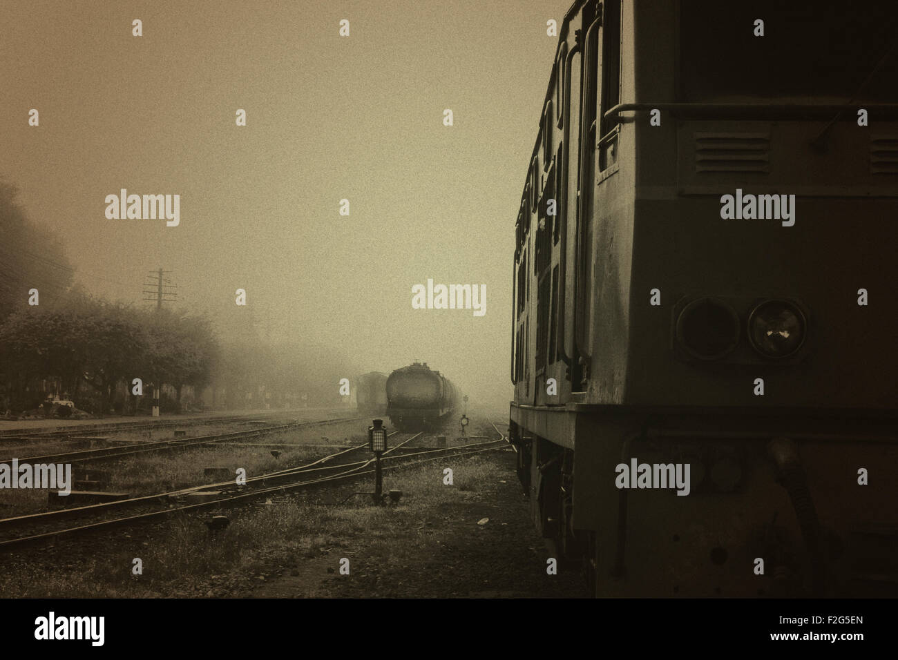 Alte Eisenbahn mit Lok auf schwarz & weiß in Getreide Stockfoto
