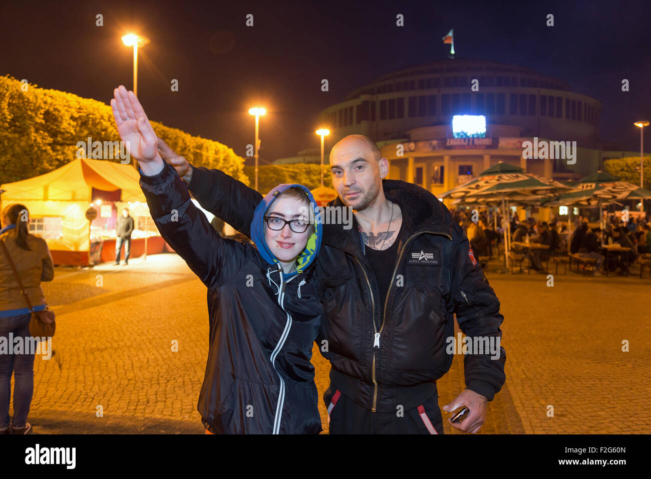 01.05.2015, Breslau, Niederschlesien, Polen - ein paar polnische Neonazis posiert mit den Hitlergruß vor der Jahrhunderthalle Stockfoto