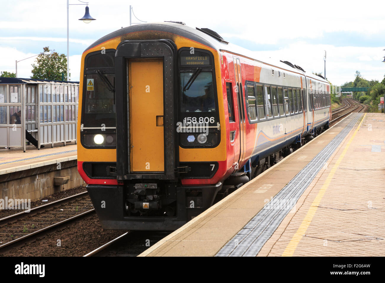 East Midlands-Zug am Bahnhof Mansfield Stockfoto