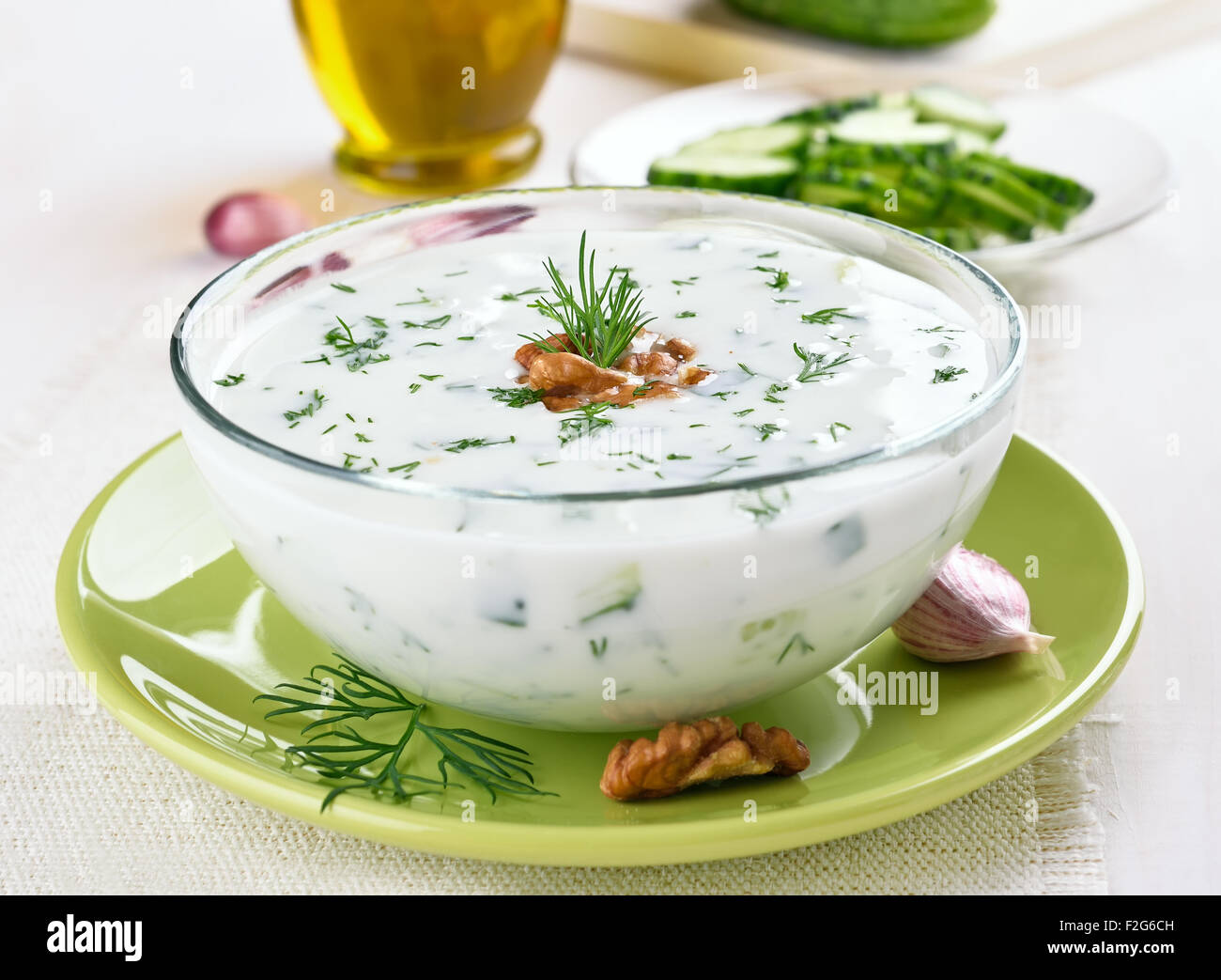 Bulgarischen Sommer Suppe mit Gurken, Dill und Walnuss Stockfoto