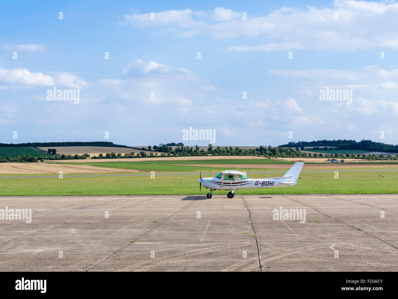 Cessna 152 warten Startfreigabe bei Duxford Flugplatz, Cambridgeshire, England, UK Stockfoto