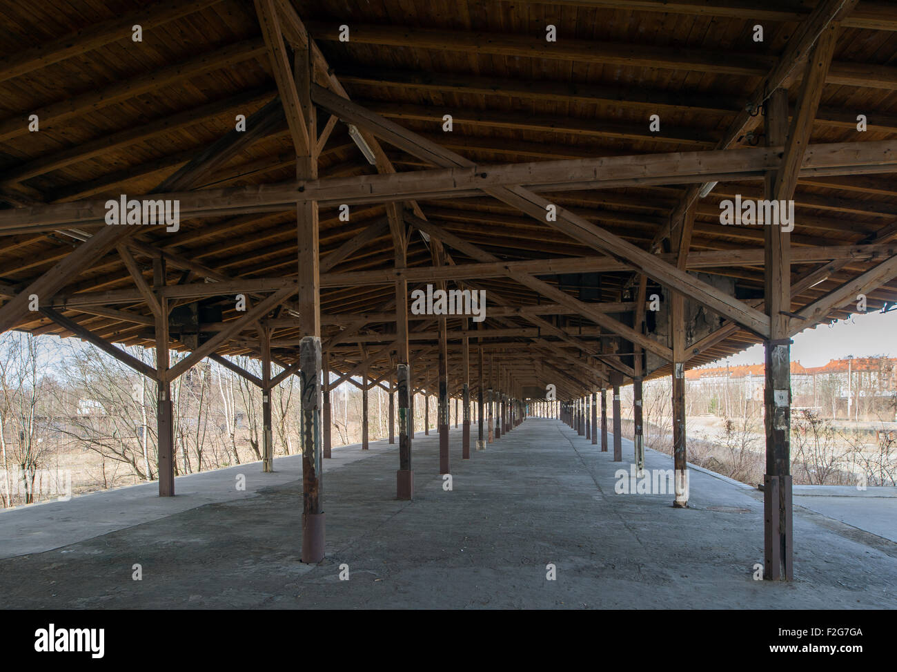 08.03.2015, Dresden, Sachsen, Deutschland - Dachkonstruktion des Gueterbahnsteiges auf dem Gelände der ehemaligen Leipziger Zug Stockfoto