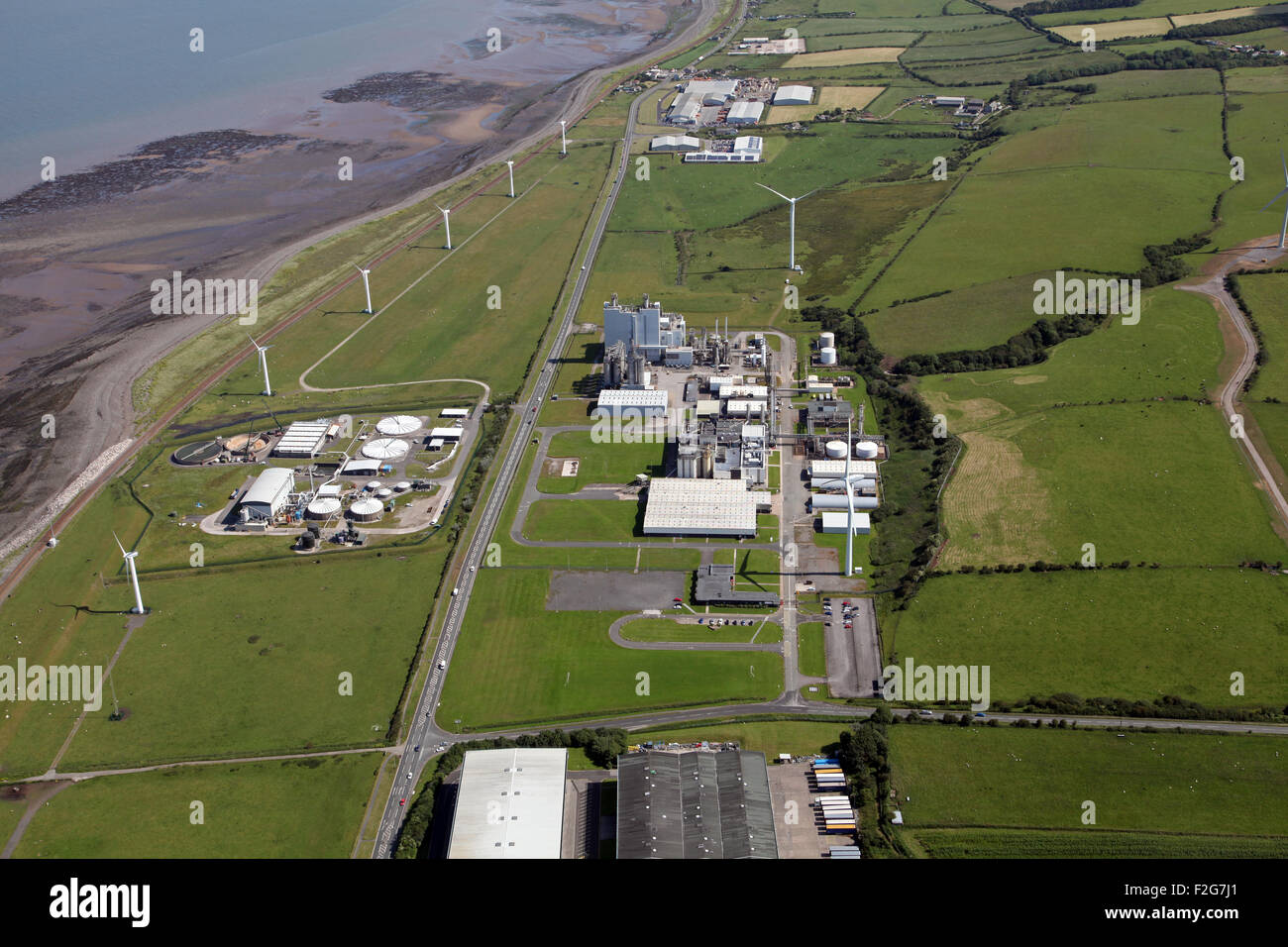 Luftbild von einer Chemiefabrik und Windpark auf der Cumbrian Küste in der Nähe von Workington, Großbritannien Stockfoto