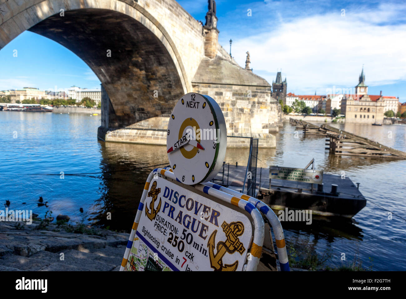 Bootsanleger unter der Prager Karlsbrücke Tschechien Europa Stockfoto