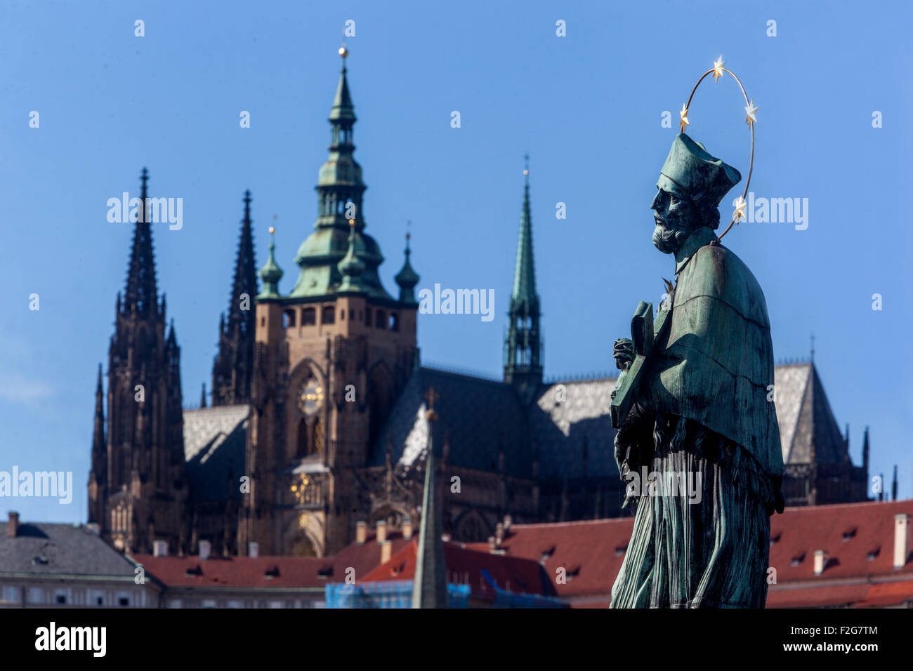 St. Johannes von Nepomuk und der Veitsdom, im Hintergrund Prager Burg Tschechische Republik, Europa Stockfoto