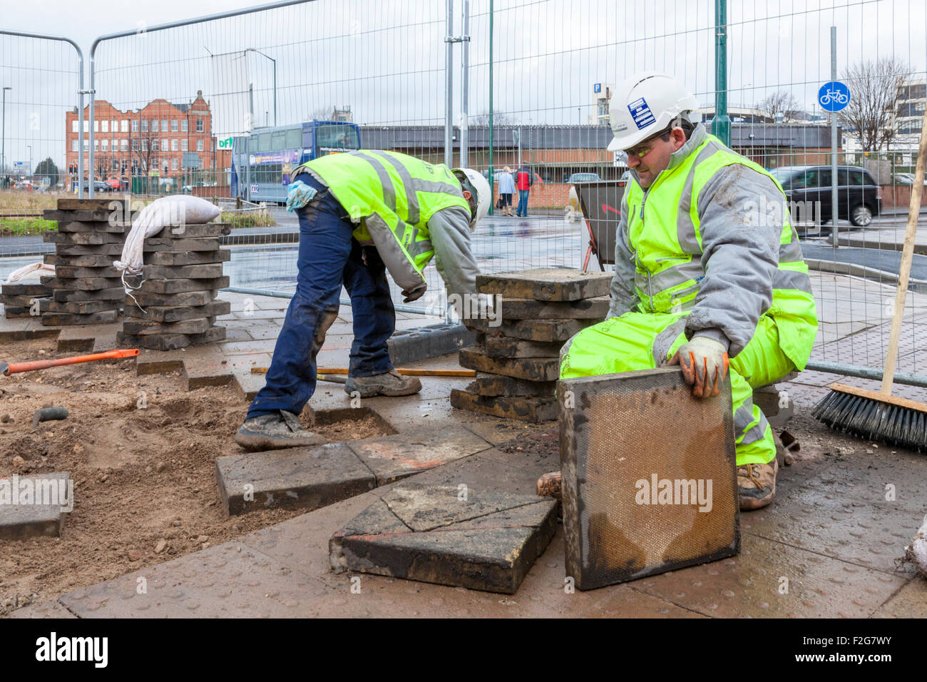 Arbeitnehmer mit taktilen Pflaster Platten und Pflastersteinen. Nottingham, England, Großbritannien Stockfoto