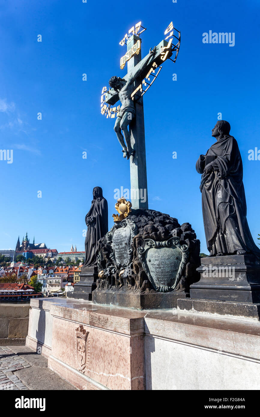 Karlsbrücke, Statue von Jesus am Kreuz, Prag, Tschechische Republik, UNESCO, Europa Stockfoto